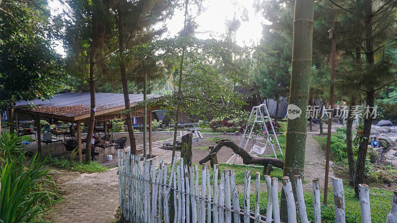 马里普罗别墅(Villa Maripro)清晨的美丽风景，这是印度尼西亚苏门答腊岛乌塔拉(sumatra Utara)森巴赫(Sembahe)的豪华露营目的地
